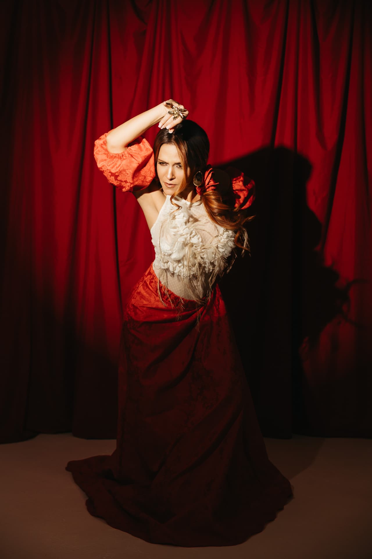 María La Zíngara, telón rojo